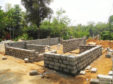 Beton bloklardan bir ev inşa etmek. Hindistan, Kerala, Koçin