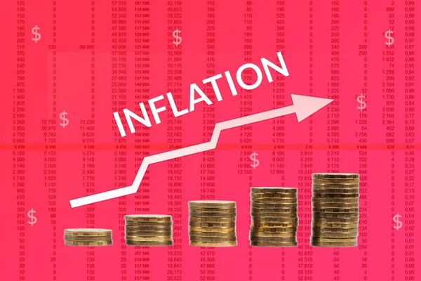 世界のインフレの成長 数字の列とコインの成長スタックの赤い背景に成長の白い矢印 世界危機の概念 — ストック写真