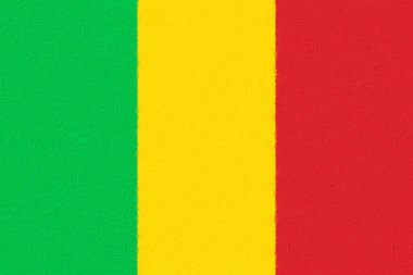 Beton bir duvara boyayla boyanmış Mali bayrağı. Dünya bayrakları konsepti