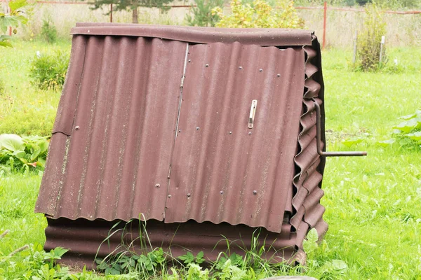 Stara Studnia Wodą Wyłożona Brązowymi Starymi Płytkami Działce Ogrodowej Zielonym — Zdjęcie stockowe