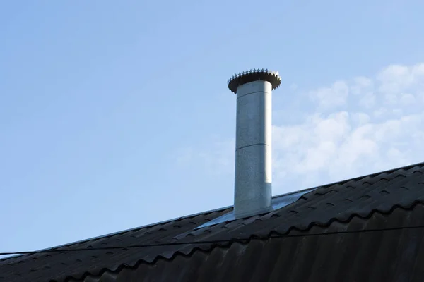 Pozinkované Železo Pece Trubice Staré Tmavé Dlaždice Střecha Světle Opar — Stock fotografie