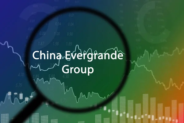 Moskova, Rusya 27 Eylül 2021: Çin Evergrande Group şirketinin adı grafiklerden ve haritalardan mavi finansal arka planda. 3 boyutlu görüntüleme. Yumuşak odaklanma. Borsa konsepti