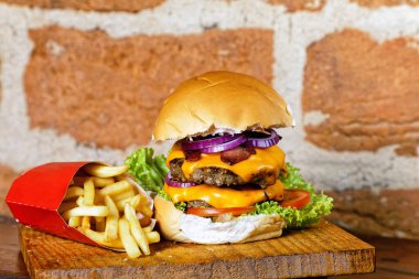 Pastırmalı, sarı peynirli, domatesli, yeşil salatalı, marullu ve kırmızı soğanlı nefis el yapımı hamburger.