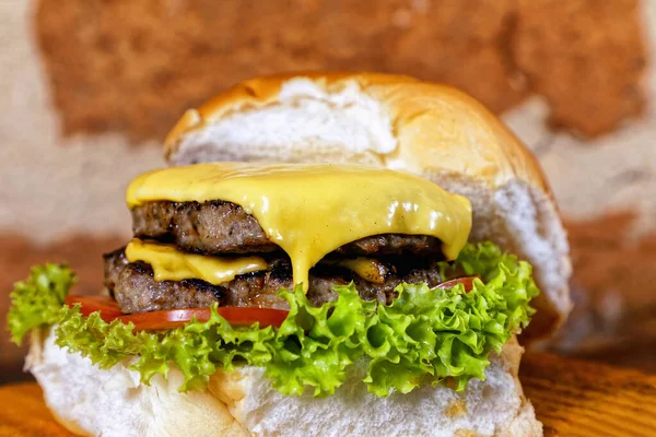 Lahodný Ručně Dělaný Dvojitý Hamburger Sendvič Slaninou Žlutým Sýrem Rajčaty — Stock fotografie