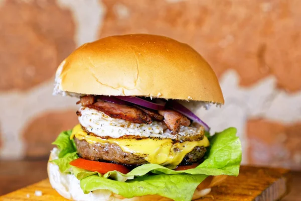 Delicioso Sándwich Hamburguesa Con Huevos Queso Tomate Tocino Lechuga Bajo — Foto de Stock