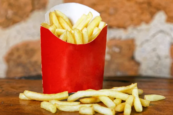 Kit Papas Fritas Bajo Tabla Madera Con Fondo Rústico — Foto de Stock