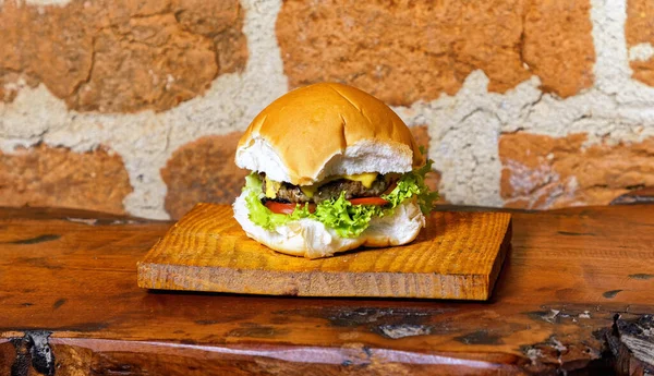 Pyszne Ręcznie Robione Kanapki Podwójnym Hamburgerem Bekonem Żółtym Serem Pomidorem — Zdjęcie stockowe