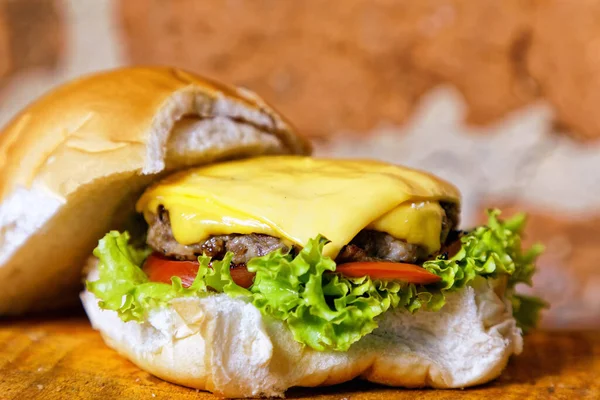 Delicioso Sándwich Hamburguesa Doble Hecho Mano Con Tocino Queso Amarillo — Foto de Stock