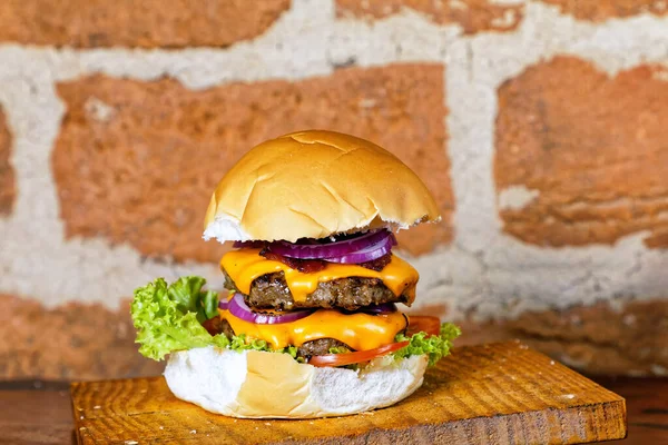 Delicioso Sándwich Hamburguesa Con Huevos Queso Tomate Tocino Lechuga Bajo — Foto de Stock