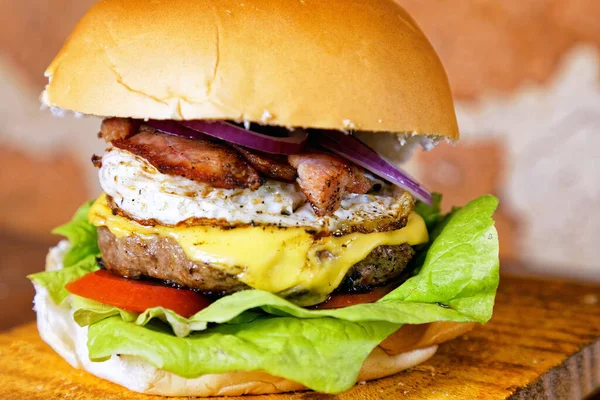 Délicieux Sandwich Burger Aux Œufs Fromage Tomate Bacon Laitue Sous — Photo