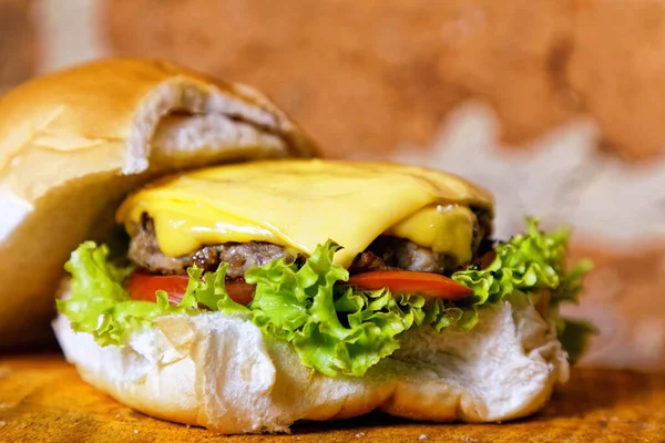 Delicioso Sándwich Hamburguesa Doble Hecho Mano Con Tocino Queso Amarillo — Foto de Stock