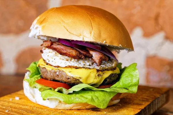 Delicious Burger Σάντουιτς Αυγά Τυρί Ντομάτα Μπέικον Και Μαρούλι Κάτω — Φωτογραφία Αρχείου