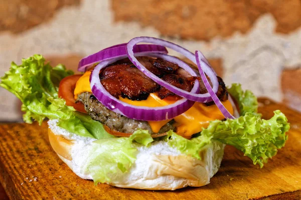 Délicieux Sandwich Hamburger Fait Main Avec Bacon Fromage Jaune Tomate — Photo