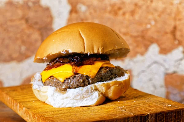 Delicioso Sándwich Artesanal Con Hamburguesa Doble Queso Amarillo Cebolla Frita — Foto de Stock