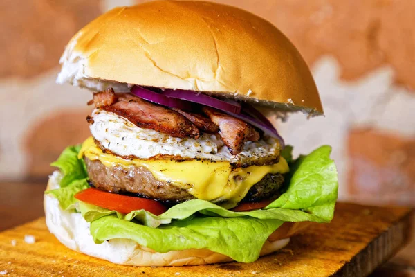 Delicious Burger Σάντουιτς Αυγά Τυρί Ντομάτα Μπέικον Και Μαρούλι Κάτω — Φωτογραφία Αρχείου