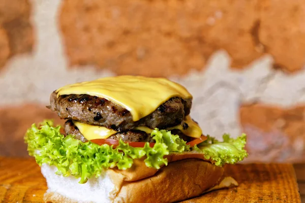 Delicioso Sándwich Hamburguesa Doble Hecho Mano Con Tocino Queso Amarillo — Foto de Stock