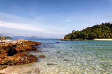 Angra dos Reis, Rio de Janeiro, 2 Kasım 2020, Brezilya - Kataguas adası ve berrak suları