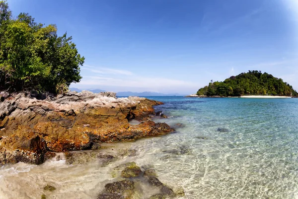 Angra dos Reis, Rio de Janeiro, 2 Kasım 2020, Brezilya - Kataguas adası ve berrak suları