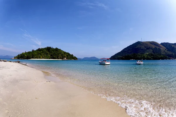 Angra dos Reis, Rio de Janeiro, 2 Kasım 2020, Brezilya - Kataguas adası ve berrak suları