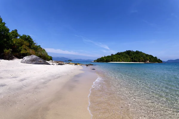 Angra dos Reis, Rio de Janeiro, 2 Kasım 2020, Brezilya - Kataguas adası ve berrak suları