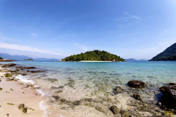 Angra dos Reis, Rio de Janeiro, 2 Kasım 2020, Brezilya - Kataguas adası ve berrak suları