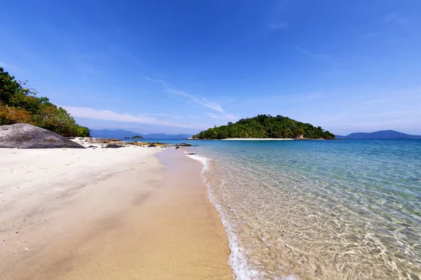 Angra dos Reis, Rio de Janeiro, 2 Kasım 2020, Brezilya - Kataguas adası ve berrak suları