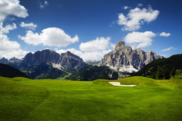 Terrain de golf dans les Dolomites italiennes — Photo