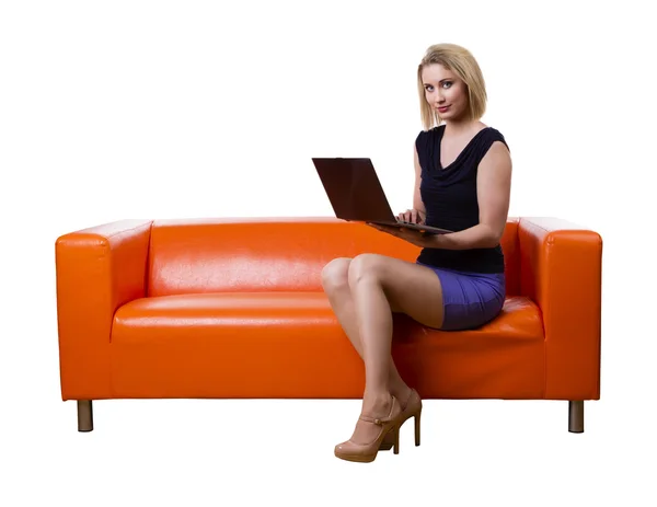 Nainen kannettavan tietokoneen kanssa — kuvapankkivalokuva
