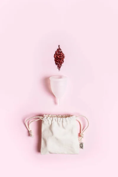 Silikonový menstruační kelímek, bavlněný sáček a menstruační tok. Opakovaně použitelná intimní hygiena — Stock fotografie