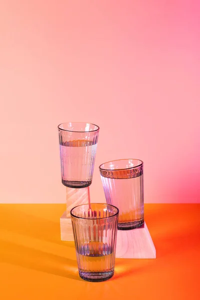 Concepto de diseño de verano brillante con agua clara. Vierte agua en un vaso —  Fotos de Stock