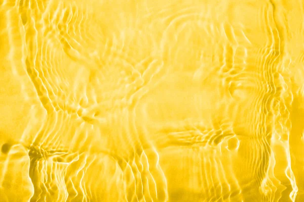 Fondo amarillo abstracto de ondas y ondas en el agua —  Fotos de Stock