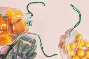 Ürünlerin ağırlığına göre yeniden kullanılabilir ambalajı. Dolmalık biberler, salatalıklar ve domatesler yeniden kullanılabilir bir çantada.