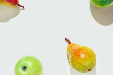 Gün ışığında armut ve elma deseni. Modern kompozisyon