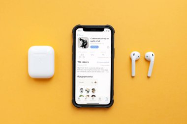 Moskova, Rusya - 17 Şubat 2021: Ses sohbet uygulaması görünümünde kulüp binası düşüşü.