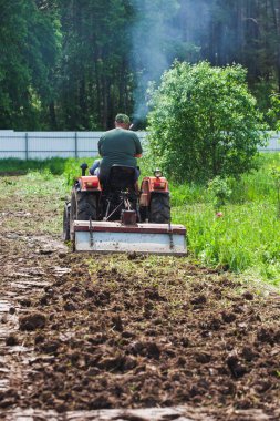 Pist işleyicisi olan bir adam özel bir arsa kazar.