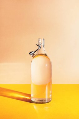 Güneş tarafından aydınlatılan temiz içme suyu dolu cam şişe. metin için yeri olan arkaplan.