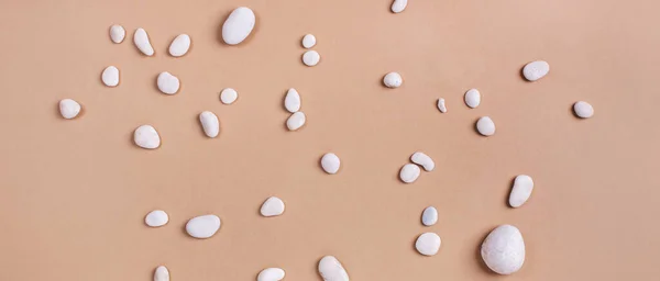 Concepto de verano con guijarro blanco y playa . — Foto de Stock