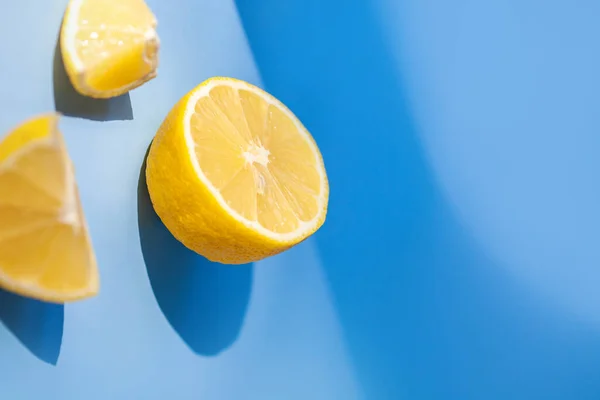 Composição abstrata moderna de fatias de limão no fundo azul — Fotografia de Stock