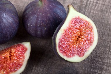 incir ahşap tahta üzerinde