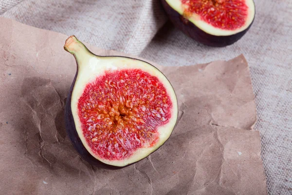 Figs on crumpled paper — Stock Photo, Image