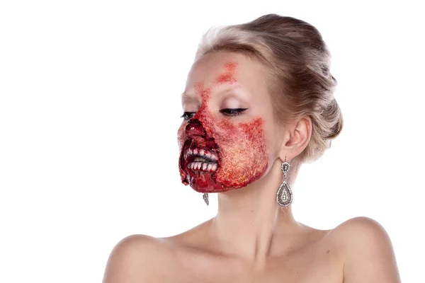 Portret blond krwawych zombie w świąteczny makijaż, na tle — Zdjęcie stockowe