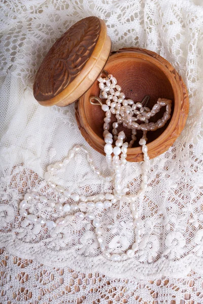 Hebras de perlas de agua dulce cayeron de la caja —  Fotos de Stock