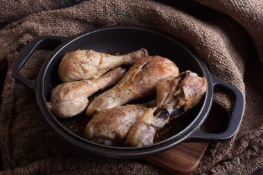 dökme demir kalbur üzerinde beş bacaklar kavrulmuş