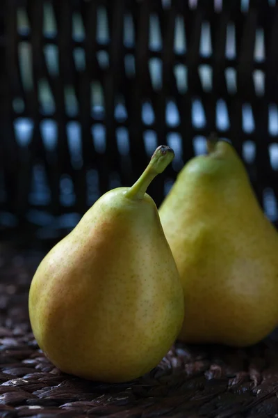 Deux poires mûres sont tombées du panier — Photo