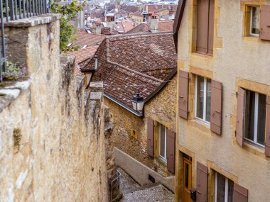 Sonbaharda İsviçre 'nin Neuchatel kasabasında eski bir taş merdiven.