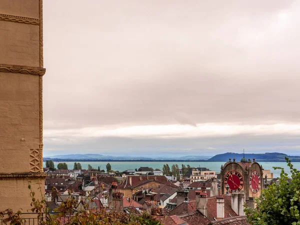 Humor Otoño Los Tejados Ciudad Neuchatel Suiza Con Torre Del — Foto de Stock