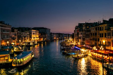 Grande Kanalı 'nın, saraylarının ve Rialto Köprüsü' nden gün batımında Venedik 'teki Rialto' nun su feribot istasyonunun manzarası.