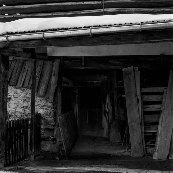 アナログ写真技術で撮影された アルバネウのスイスの村の動物シェルターのための古い丸太小屋の入り口 — ストック写真