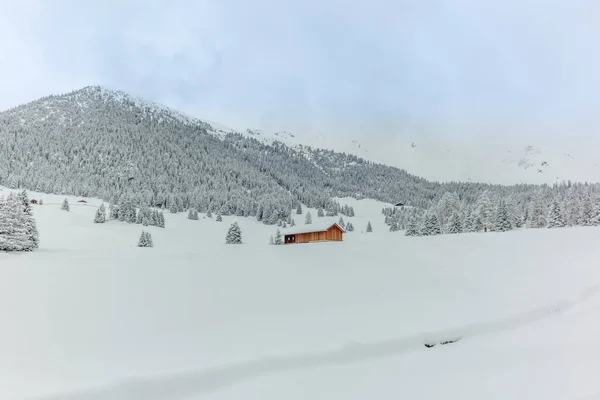 Chalet Aislado Verano Pueblos Alto Los Alpes Suizos Cubiertos Nieve — Foto de Stock