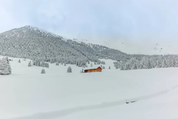 Isolated Summer Chalet Villages High Swiss Alps Covered Fresh Powder — Stock Photo, Image